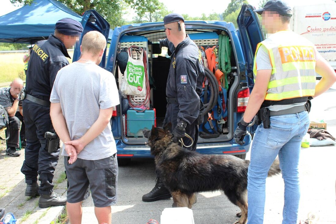 Waidhaus. Mit einem Großaufgebot unter der Leitung der Grenzpolizeiinspektion Waidhaus kontrollierten Polizeibeamte, in enger Absprache mit der Bundespolizei, am Montag insgesamt 273 Kraftfahrzeuge und 396 Personen im Einreiseverkehr auf dem [&hellip;]