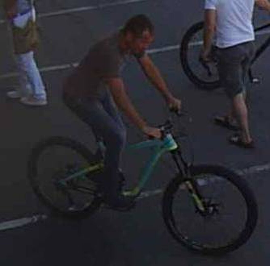 Weiden. Die Polizei bittet um Hinweise zu einem Fahrraddiebstahl. Der Täter hat ein Mountainbike aus einem Fahrradgeschäft im Industriegebiet „Brandweiher“ geklaut. Jetzt gibt es Fotos von dem Täter. Am Freitag, den 26. August, gegen [&hellip;]
