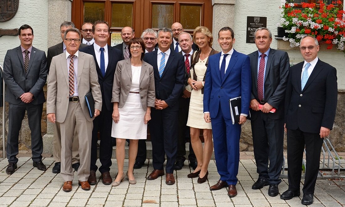 Weiden. Der Staatssekretär Werner Gatzer besuchte gemeinsam mit den Bundestagsabgeordneten Uli Grötsch, Reiner Meier und Albert Rupprecht die Zollstandorte Waidhaus und Weiden, um sich über die Entwicklung der Zollstandorte in der Oberpfalz zu [&hellip;]