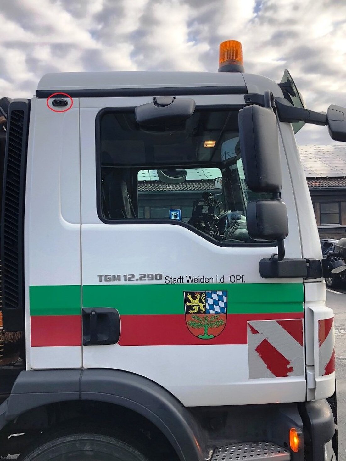 Weiden. Der städtische Bauhof rüstet gegenwärtig seine Groß-LKW’s freiwillig mit Abbiegeassistenten nach. Diese sorgen für mehr Sicherheit von Radfahrern und Fußgängern, wenn sie sich im „toten Winkel“ des Fahrzeugs befinden. [&hellip;]