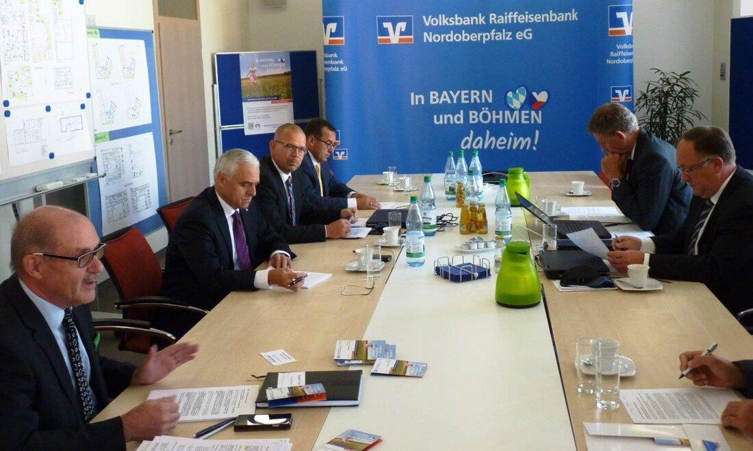 Weiden. Die Fusion der Genossenschaftsbanken ist auf der Zielgeraden. Ein paar wichtige Infos müssen ihre Kunden jetzt kennen.  Bei den Vertreterversammlungen der drei Genossenschaften im Juni haben die höchsten Gremien [&hellip;]