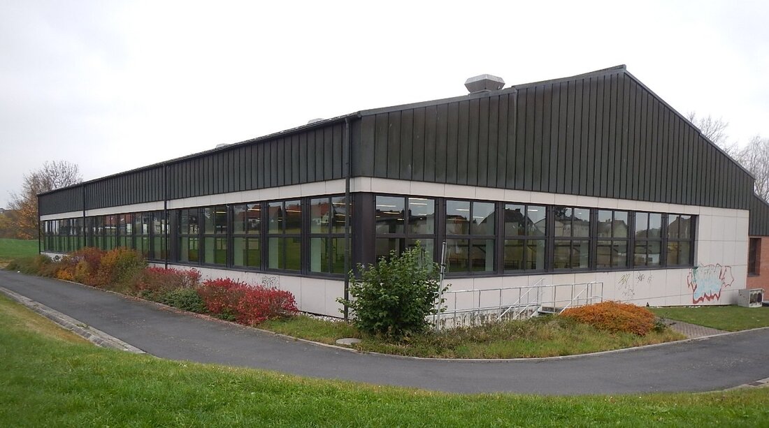 Wiesau. Die Dreifachturnhalle an der Berufsschule Wiesau wurde, nachdem sie über mehrere Monate als Asylnotunterkunft umfunktioniert wurde, teilsaniert. Die Sanierungsarbeiten der Berufschulturnhalle sind abgeschlossen. Ab dem 28. November kann sie wieder normal [&hellip;]