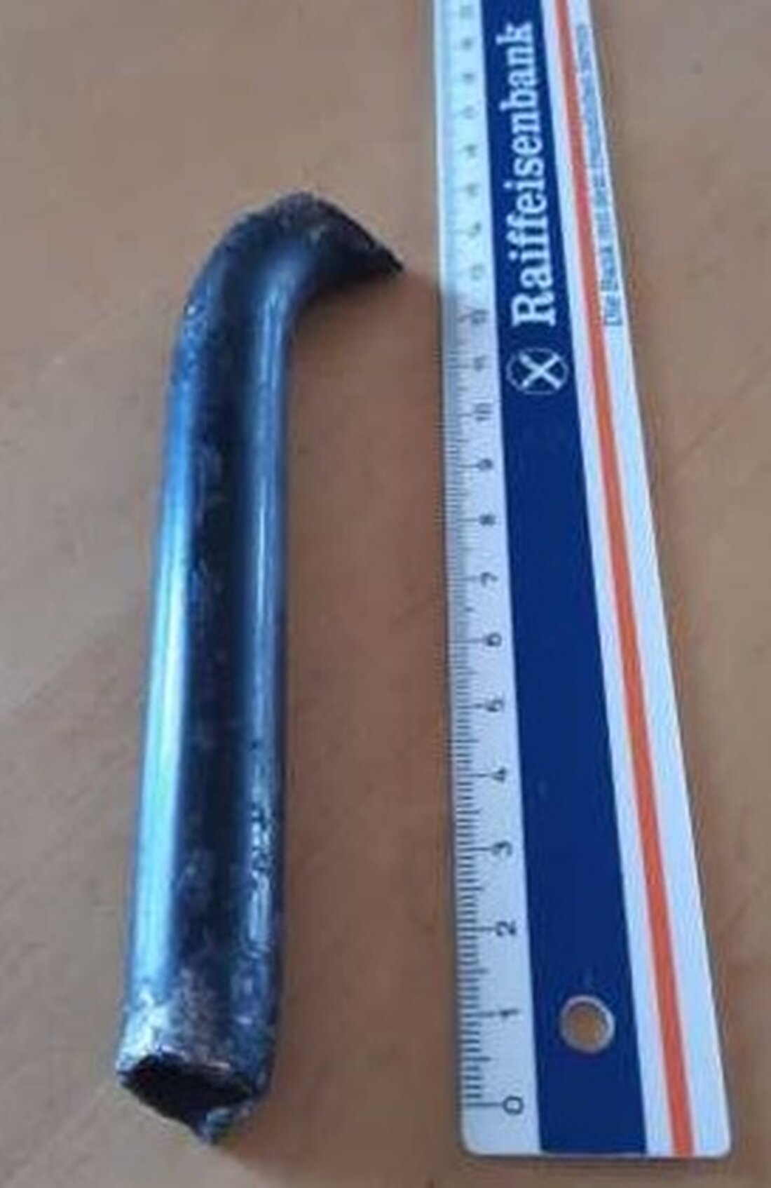 Waldsassen. Zwei Fahrzeuge wurden am Samstagmorgen beschädigt, weil eine Eisenstange auf der Fahrbahn zwischen Konnersreuth und Waldsassen lag. Die Polizei sucht nun den Verursacher.  Am Samstag befuhren zwischen 7 und [&hellip;]