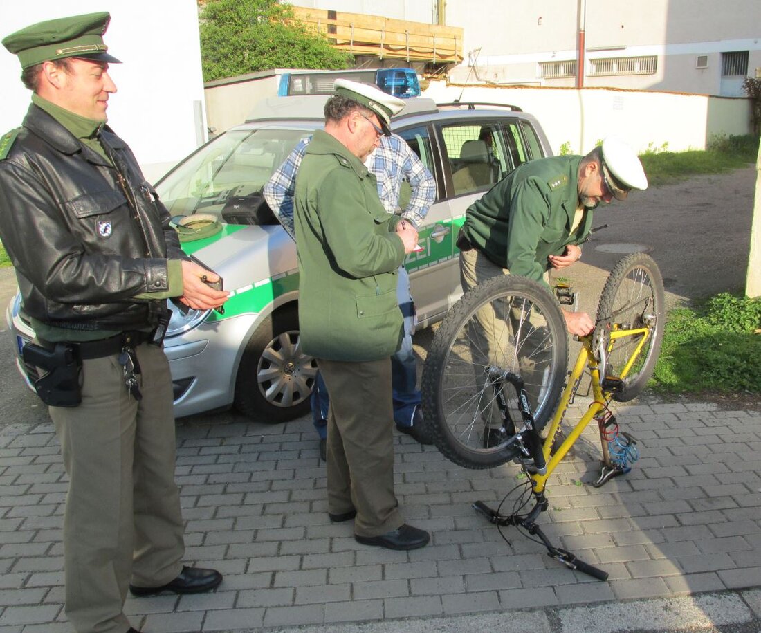 Weiden. So manch ein Radfahrer wird sich heute verschlafen die Augen gerieben haben, als Beamte der Polizeiinspektion Weiden ihn heute auf dem Weg zur Arbeit oder Schule kontrollierten. Der Polizei [&hellip;]