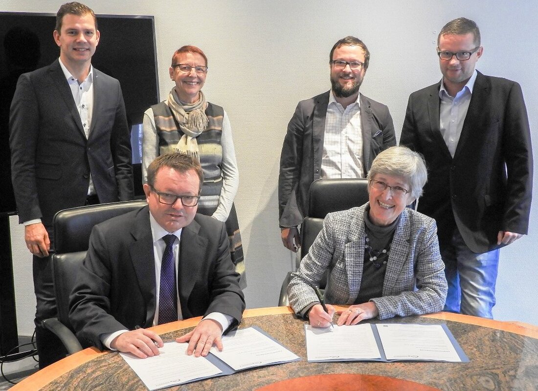 Weiden. „Jetzt geht es erst richtig los“, kommentierte Oberstudiendirektorin Sigrid Bloch, Schulleiterin des Weidener Kepler-Gymnasiums, die Unterzeichnung der Kooperationsvereinbarung mit dem Überbetrieblichen Bildungszentrums in Ostbayern (ÜBZO) in Weiherhammer. Mit ihrer Unterschrift [&hellip;]