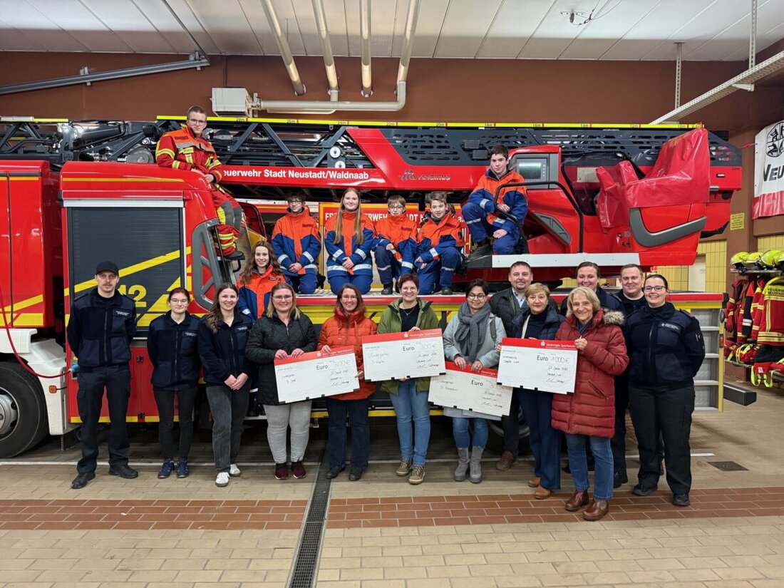 Neustadt/WN. Die Jugendfeuerwehren aus Neustadt/WN und Störnstein spenden 1.900 Euro aus Christbaumverkauf an Kindergärten und Kinderkrebshilfe. 