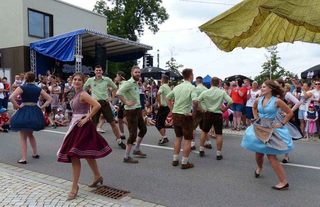 Weiherhammer. Ein Bürgerfest, das seinen Namen verdient, feierte Sonntag die Gemeinde Weiherhammer. Viele Vereine setzten sich tatkräftig für den Erfolg der Feier ein – kreative Ideen sich den Tag zu [&hellip;]