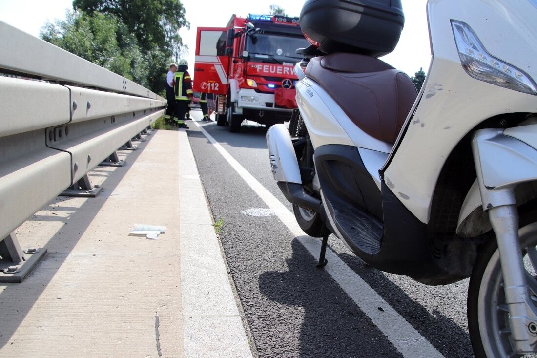 Weiherhammer. Ein Zeuge beobachtet einen Unfall mit einem Roller. Kurz darauf steht die Polizei vor verschlossenen Türen. Was ist passiert?