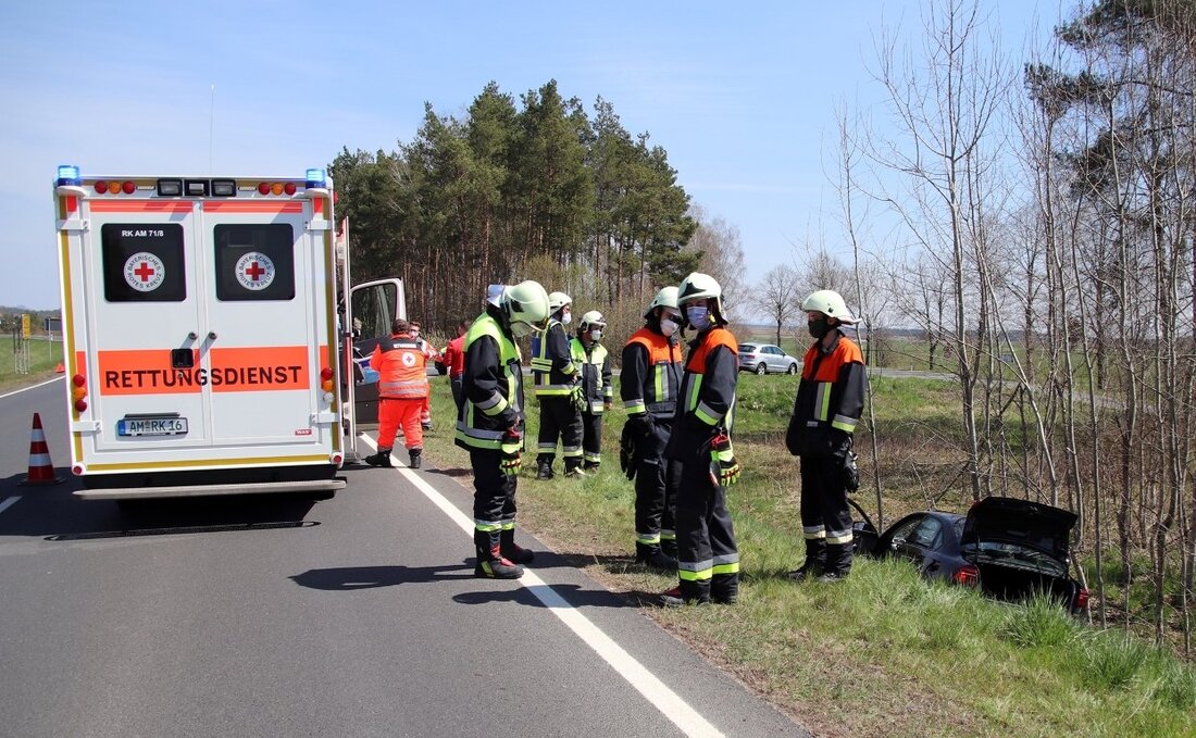 Kaltenbrunn. Nach einem Ausweichmanöver landet ein Auto bei Kaltenbrunn im Straßengraben - die Polizei sucht Zeugen des Unfalls. 