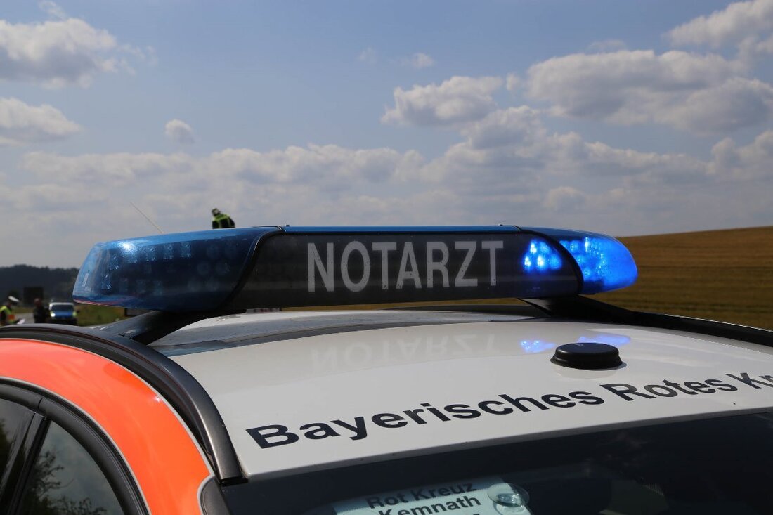 Flossenbürg. Auf der Staatsstraße 2395 sind ein Auto und ein gepanzertes Militärfahrzeug zusammengekracht. Ein Überholmanöver ist schief gegangen. 