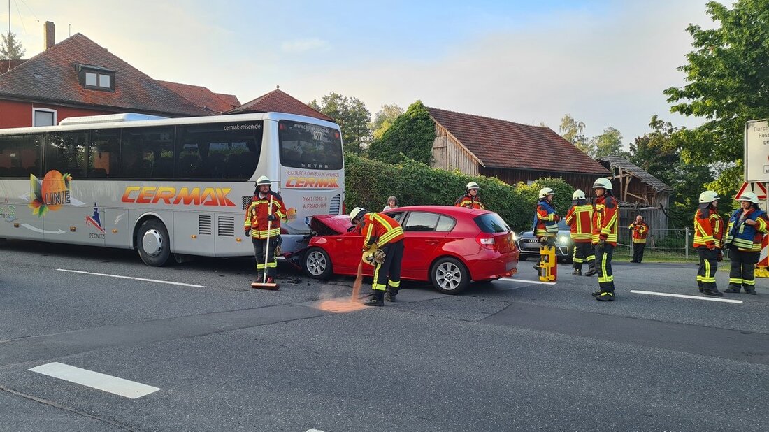 Kemnath. Eine Verletzte kommt nach einem Unfall in Schönreuth ins Krankenhaus. Dort sind ein Bus und ein Auto miteinander kollidiert. 
