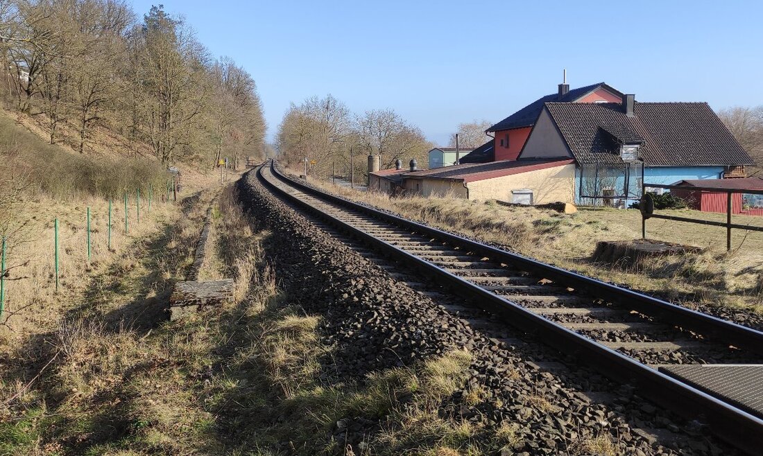 Weiden. Von Dienstag bis Freitag werden am Bahnübergang zwischen dem Weidingweg und der Chr.-Seltmann-Straße in Weiden umfangreiche Gleisbauarbeiten stattfinden. Während dieses Zeitraums ist der Bahnübergang für den gesamten Verkehr gesperrt.