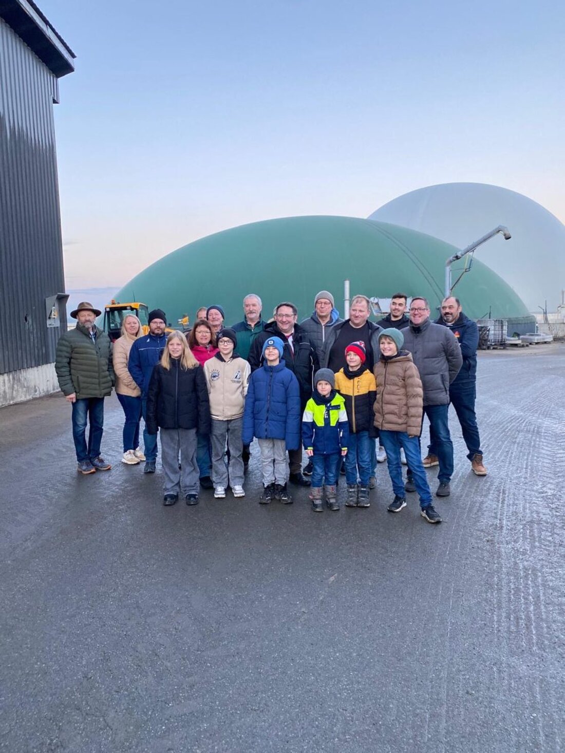 Eslarn. Am 19. Dezember 2025 besuchte Wirtschaftsstaatssekretär Tobias Gotthardt die Biogasanlage der Familie Kleber in Roßtränk.  