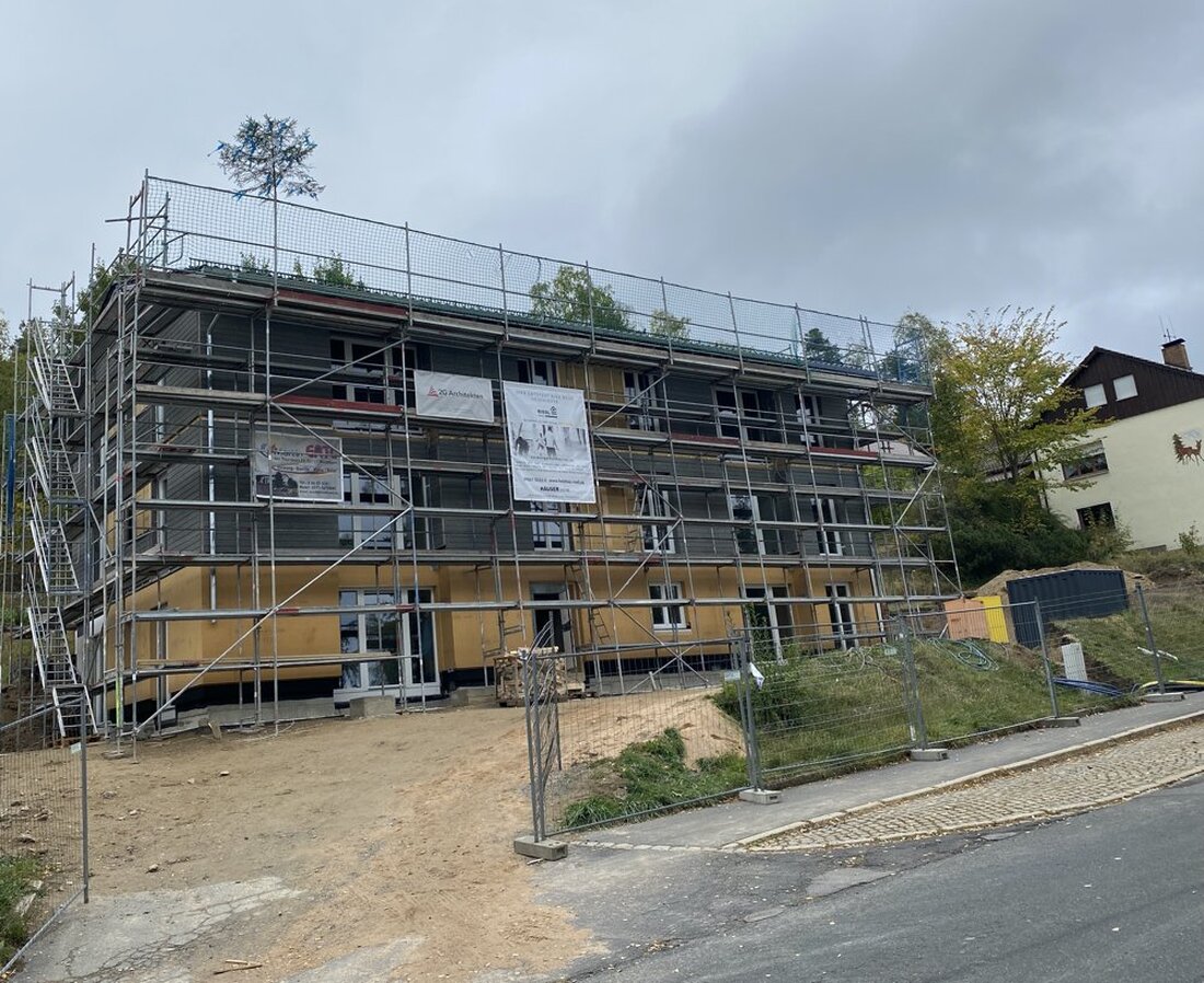 Flossenbürg. Das ging schnell. Innerhalb von nur drei Wochen hat die Birkenstraße 9 ein neues modernes Gesicht bekommen. Bei der Hebfeier wird der Entwurf der 2G Architekten ebenso gelobt wie [&hellip;]