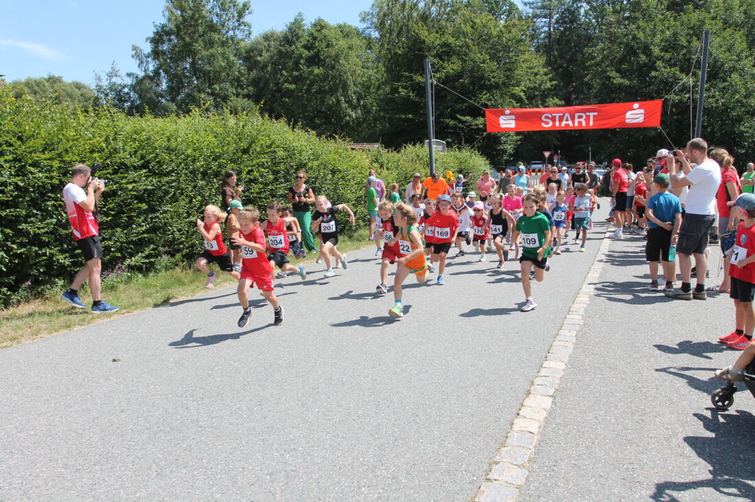Pleystein. Bestes Wetter und viele Zuschauer sorgten beim 31. Pleysteiner Stadtlauf im Oberpfälzer Volkslauf-Cup am 25. Juli für starke Resonanz. Schnellste waren Laetitia Birner und Korbinian Völkl und der TSV-Schiclub glänzte.