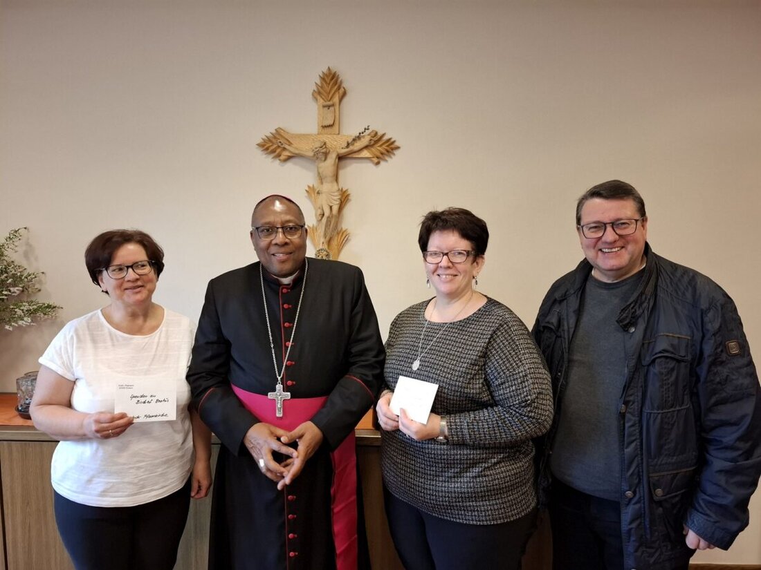 Eslarn. Bischof Beatus Urassa erhält 600 Euro vom Minibrotverkauf und 440 Euro aus dem Opferstock, die Kolpingsfamilie zahlte 195 Euro Kosten und Spenden fördern Schulen, Kliniken und Ausbildung.