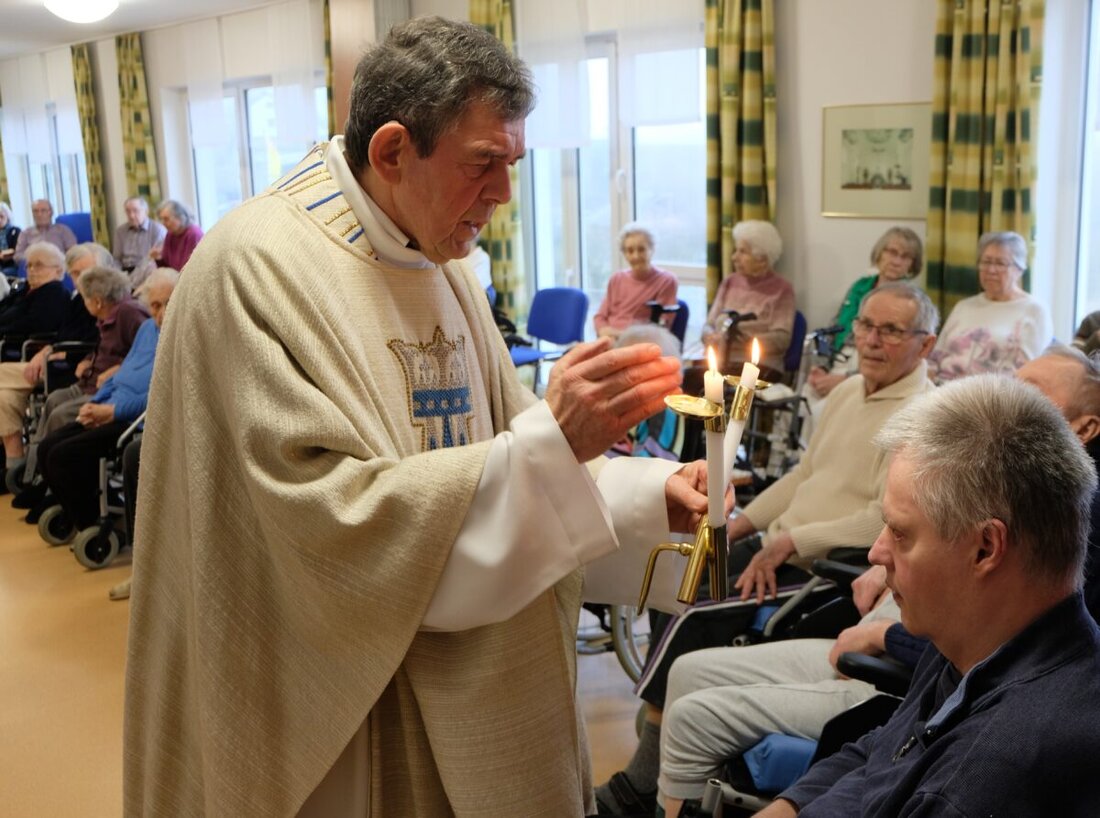 Floß. Pfarrer Max Früchtl erteilte im Seniorenwohnheim "Am Reiserwinkel" den Blasiussegen als Schutz vor Halskrankheiten und verschluckten Fischgräten. Die Segnung fand unabhängig von der Religionszugehörigkeit statt und zielt auf Gesundheit und Schutz ab.