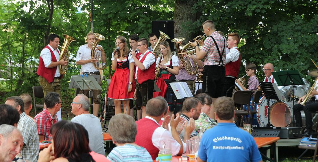 Kirchenthumbach. Nach dem Fest ist vor dem Fest! Die Kirchenthumbacher legten nach ihrem Bürgerfest noch einmal mit einer Premiere nach: Sie feierten das erste Blasmusik Open-Air! Blaskapelle und Publikum waren [&hellip;]