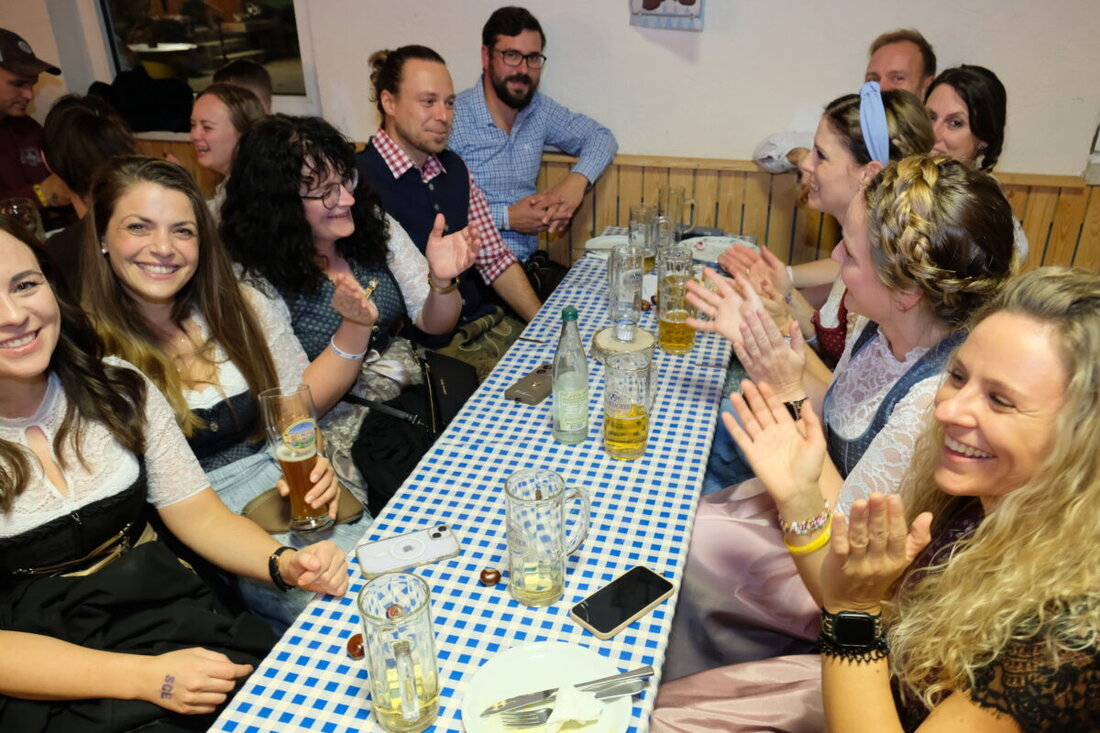 Eschenbach. In der SCE-Festhalle sorgte die Stadtkapelle beim Oktoberfest mit böhmischer Blasmusik, Anzapfen samt Freibier und Trachtenstimmung für einen ausgelassenen Abend.