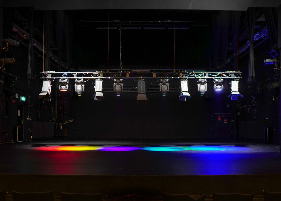 Amberg. Das Stadttheater lädt am Dienstag, 24. März 2026, um 19 Uhr zu einer öffentlichen Führung mit Blick hinter die Kulissen ein. Entdecken Sie gotische Fresken, Pappmaché-Dekorationen und spannende Theatergeschichte.