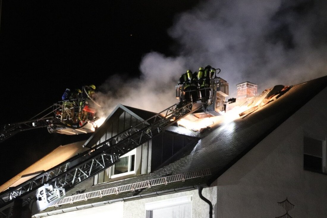 Grafenwöhr. Der Blitz hat in ein Mehrfamilienhaus in Grafenwöhr eingeschlagen und ein Feuer ausgelöst. Die Löscharbeiten waren schwierig.  Ein starkes Gewitter ist der Nacht zum Donnerstag über Grafenwöhr gezogen. Laut [&hellip;]