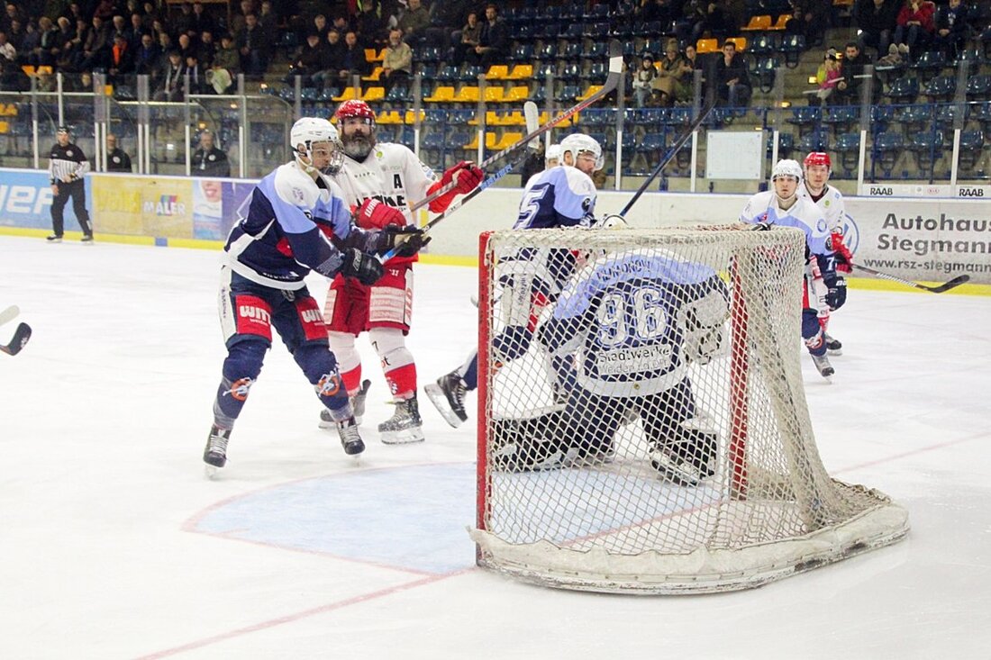 Weiden. Am Freitag hatten die Blue Devils in Höchstadt ein sehr wichtiges Spiel gewonnen und konnten somit entspannt in das Sonntagsspiel gegen den Tabellenzweiten aus Peiting gehen. Am Ende war [&hellip;]