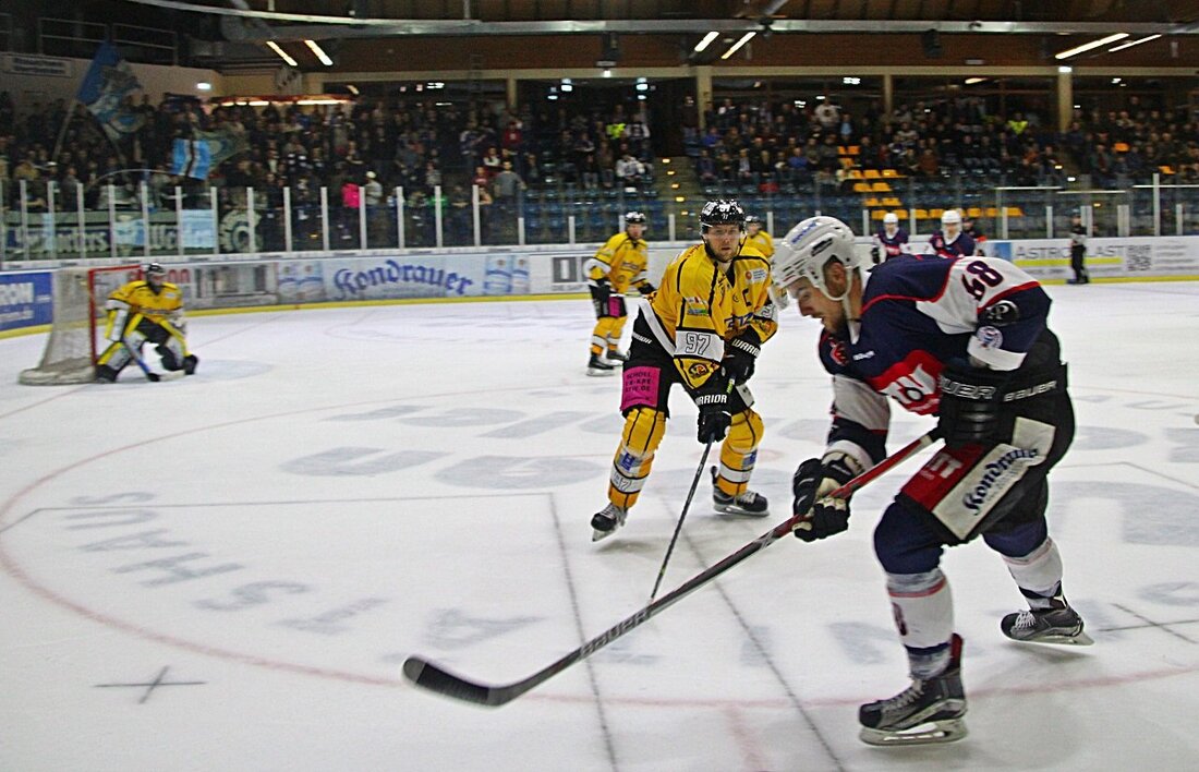 Weiden. Nach der Jubelstimmung beim EVW am Vorwochenende mit fünf Zählern folgte am Freitagabend Ernüchterung. Gegen die ERC Sonthofen Bulls gab es eine verdiente 3:7-Niederlage. Ab dem zweiten Abschnitt zeigten die [&hellip;]