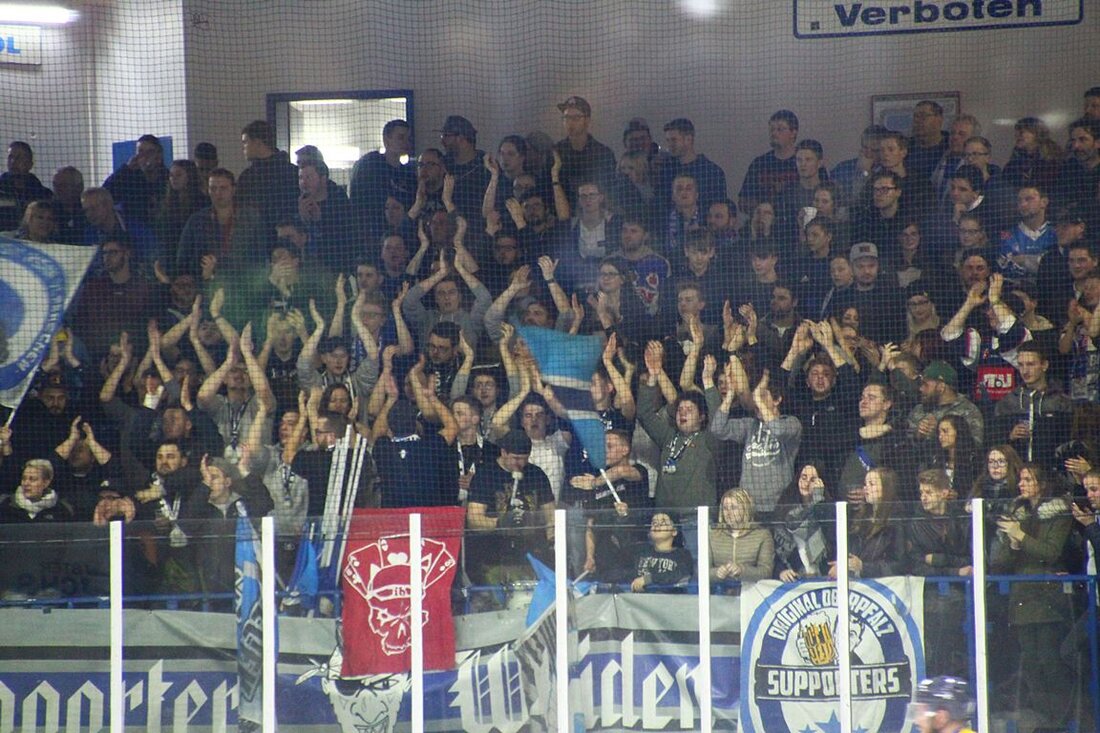 Weiden. Vor knapp drei Wochen hatten Saisonkartenbesitzer die Möglichkeit ihre Saisonkarten zu verlängern. Die nicht verlängerten Saisonkarten gehen nun ab in den freien Verkauf.  Der Kartenverkauf für neue Saisonkarten ist jetzt [&hellip;]