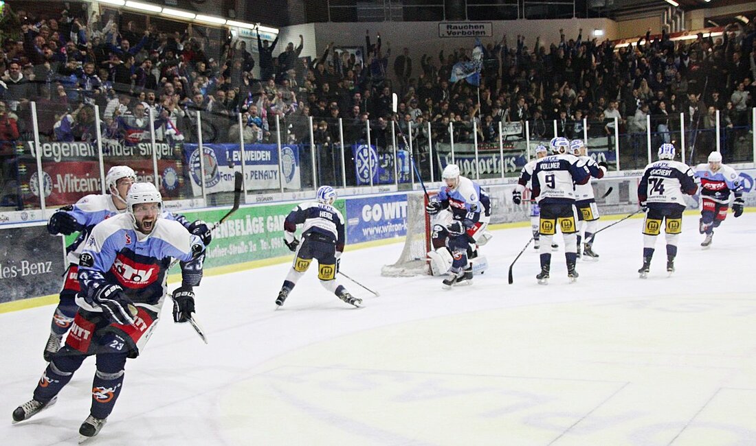 Weiden. Das bisher erfolgreichste Wochenende der noch jungen Saison liegt hinter den Blue Devils Weiden. Nach den Siegen in Lindau und zu Hause gegen Riessersee haben die Weidener nun zehn Punkte [&hellip;]