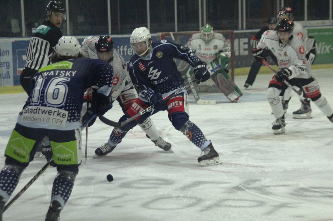 Weiden. Der 1. EV Weiden hat sich am Freitagabend in der Hans-Schröpf-Arena sehr schwach präsentiert. Gegen Angstgegner Höchstadter EC gab es eine verdiente 2:3-Heimniederlage.  Von Chris Sternitzke  Beim Debüt von [&hellip;]