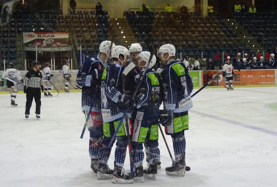 Weiden. Das Heimspiel der Blue Devils Weiden gegen die Lindau Islanders wird um einen Tag vorverlegt. Statt am 23.12. werden die Lindauer nun schon am 22.12. in der Hans-SchröpfArena zu [&hellip;]