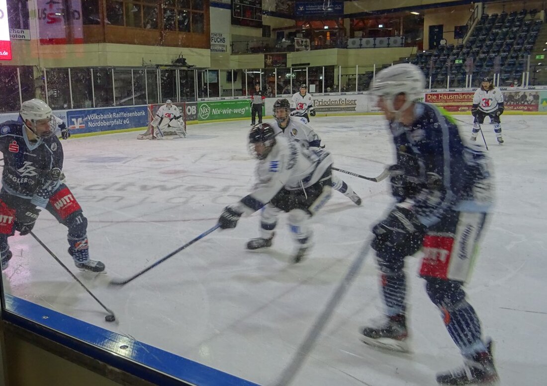 Weiden. Gegen den Aufsteiger HC Landsberg haben die Blue Devils am Sonntag einen 7:5-Pflichtsieg eingefahren. Erst im Schlussdrittel, als die Heimteam den „Offensivmotor“ so richtig anwarf, setzte sich der EVW [&hellip;]