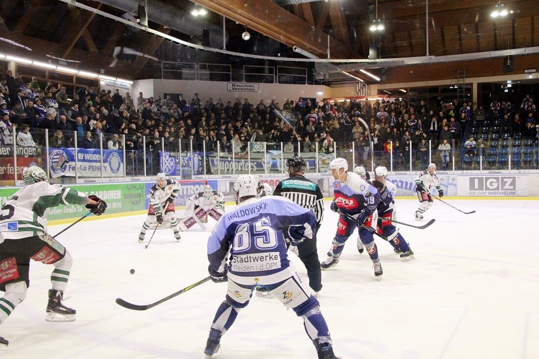 Weiden. Die Blue Devils gewannen nach einem spannenden Eishockey-Krimi gegen die Starbulls Rosenheim – und das obwohl die Voraussetzungen zu Beginn unter keinem guten Stern für die Weidener standen.  Neben [&hellip;]