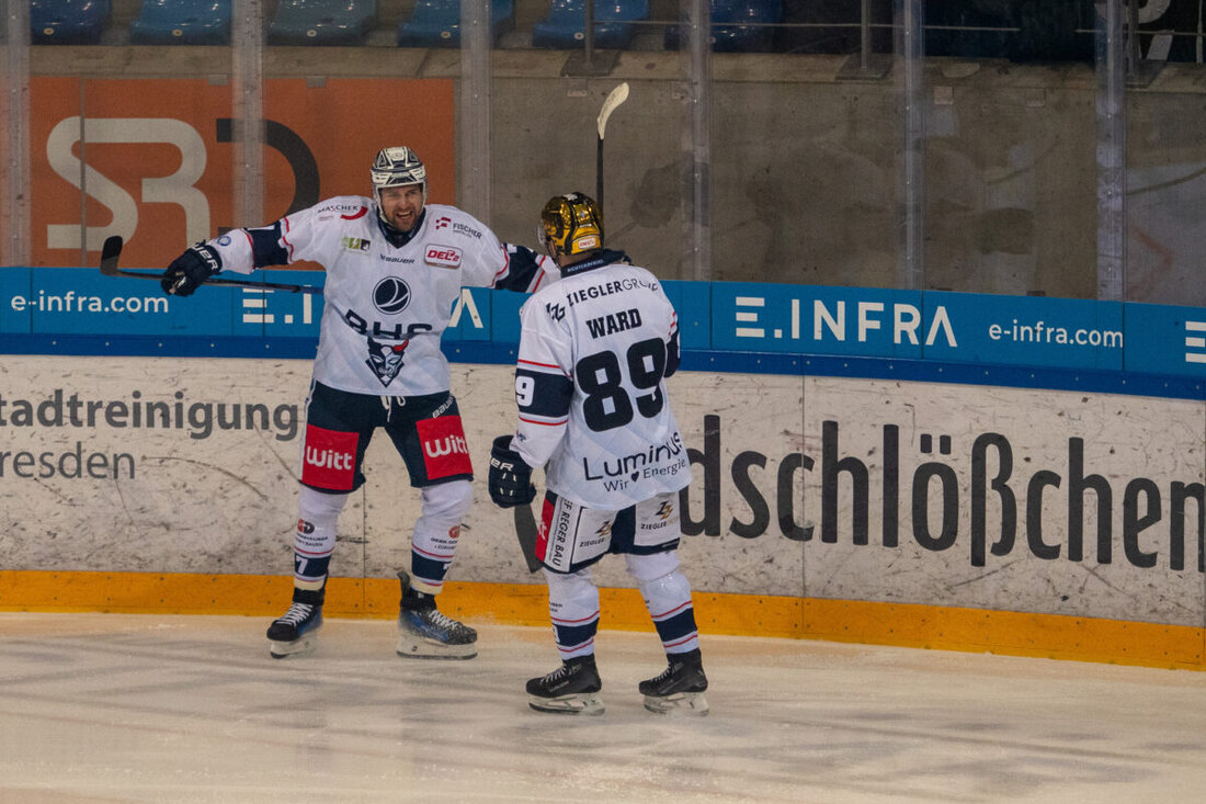 Weiden. Die Blue Devils Weiden gewinnen in ersten Testspiel der Saison gegen die Piráti Chomutov mit einem Endergebnis von 6:2. Die Vorfreude auf die neue Saison dürfte damit noch mehr gesteigert werden.