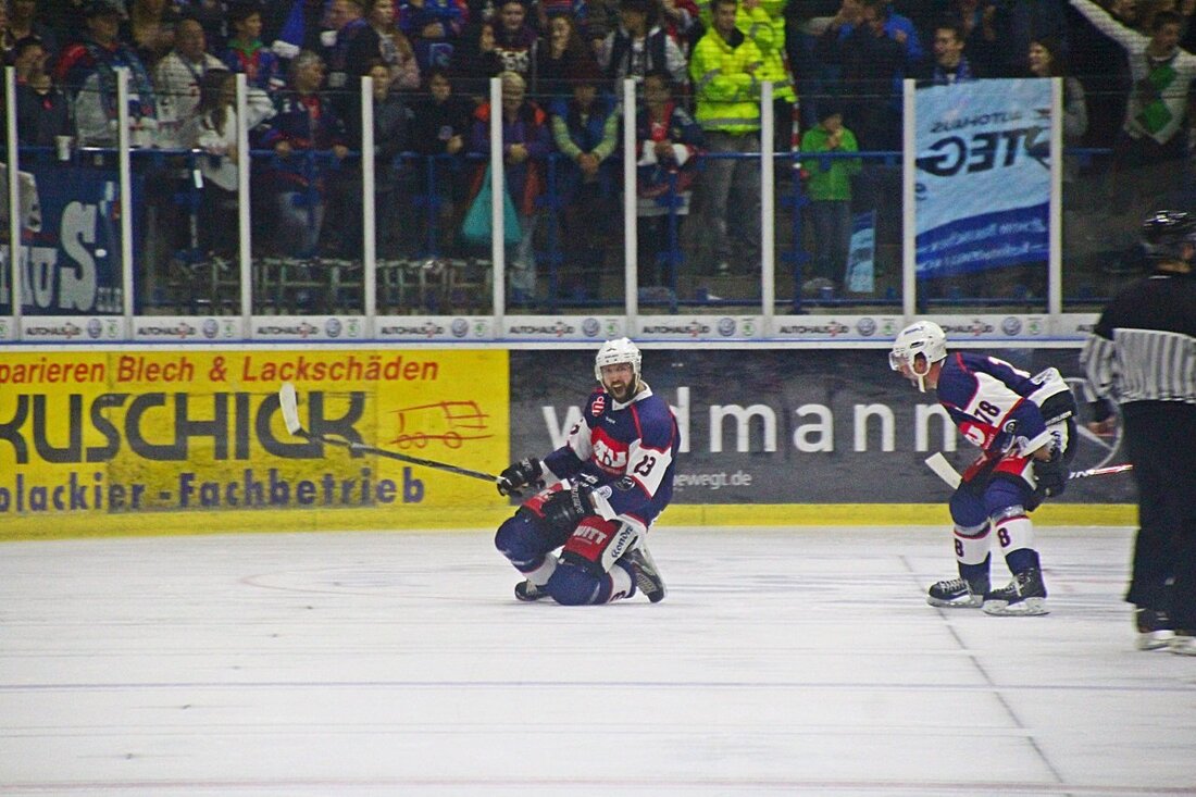 Weiden. Hochspannung, Tempo und Kampf bis zum Schluss – das Derby zwischen den Blue Devils Weiden und den Selber Wölfen fesselte die über 2.300 Zuschauer am Freitagabend in der Hans-Schröpf-Arena. Am [&hellip;]