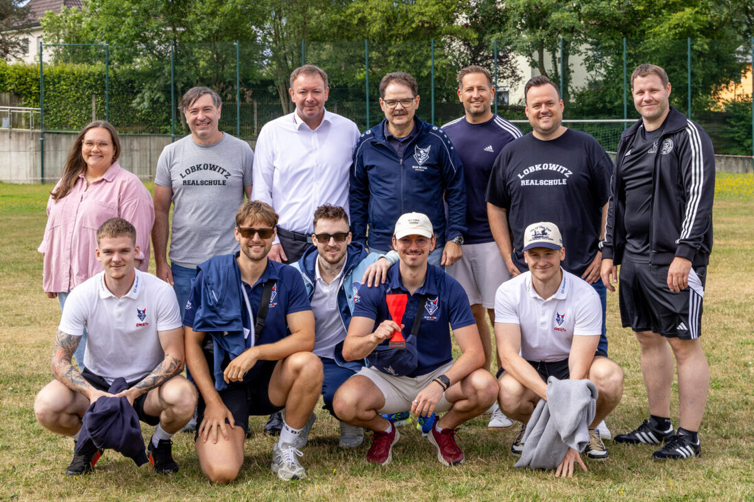 Neustadt an der Waldnaab. Die Blue Devils Weiden gewinnen die Lehrer-Schüler-Challenge der Lobkowitz-Realschule nach Gummistiefel-Weitwurf, Elfmeterschießen und Eimer-Pong und holen den ersten Pokal der Saison.