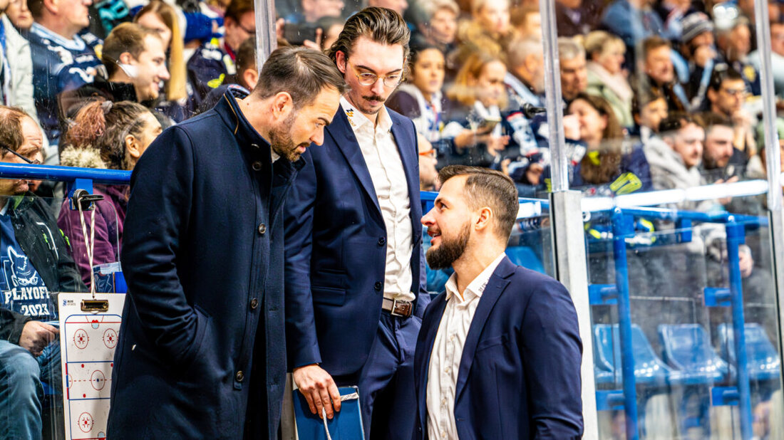Weiden. Die Blue Devils Weiden verlängern die Verträge mit Co-Trainer Martin Mazanec und Kraft- und Athletiktrainer Simon Heidenreich um ein weiteres Jahr. Das Trainerduo bleibt damit eine weitere Saison beim DEL2-Klub.