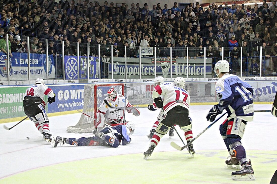 Weiden. Oftmals auf Augenhöhe, aber dennoch am Ende chancenlos: So könnte man das erste Oberpfalz Derby zwischen den Blue Devils Weiden und den Eisbären aus Regensburg beschreiben. Von Jürgen Masching [&hellip;]