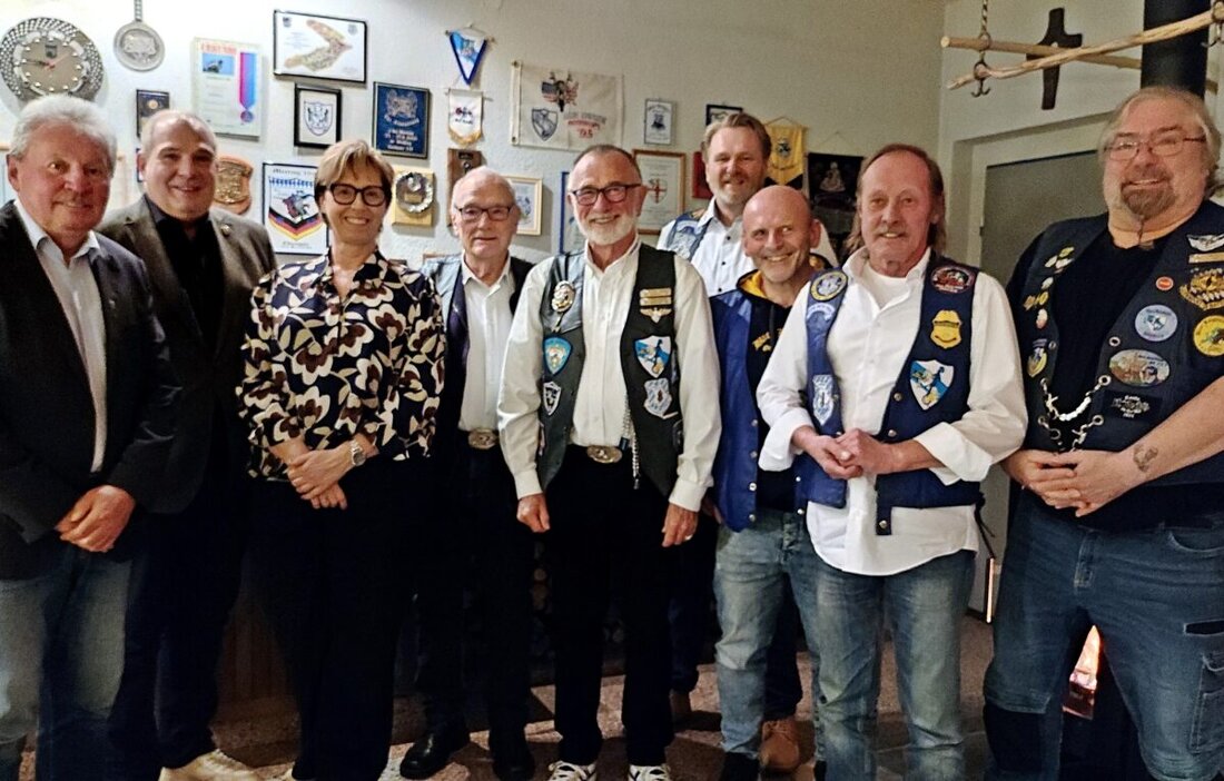 Weiden. Der Polizeimotorradclub Blue Knights Germany VII wählte eine neue Vorstandschaft und feierte sein 30-jähriges Jubiläum. Die Mitglieder spenden an Kranke und Verbände und fördern das Motorradfahren.
