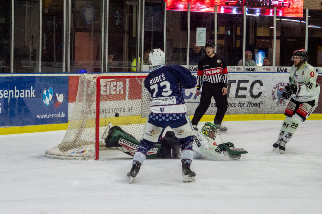 Weiden. Im letzten Heimspiel der Hauptrunde ließen die Blue Devils dem Tabellenzehnten Höchstadt keine Chance. Der Oberligameister siegte hoch mit 9:3.