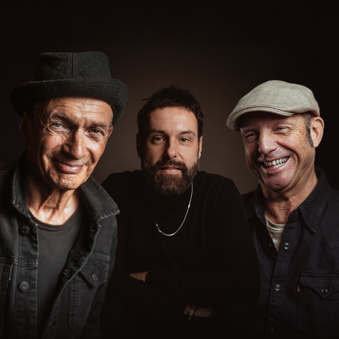 Neuhaus. Der Schafferhof lädt am 23. April 2026 zu einem außergewöhnlichen Bluesabend mit Abi Wallenstein, San2 und Ludwig Seuss. Beginn ist 20 Uhr, Einlass 19 Uhr, Eintritt 28 Euro.