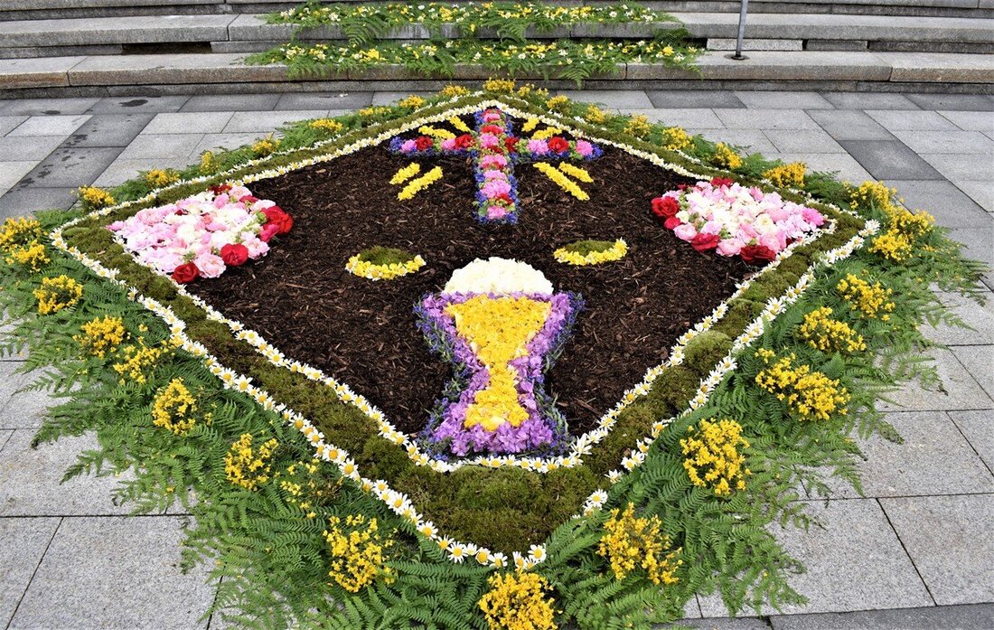 Grafenwöhr. Auf die Fronleichnamsprozession wie man sie kennt, mussten die Grafenwöhrer heuer verzichten. Einen Segen für die ganze Stadt gab es trotzdem. Von Renate Gradl  Kurzentschlossen legten einige Frauen des Katholischen [&hellip;]