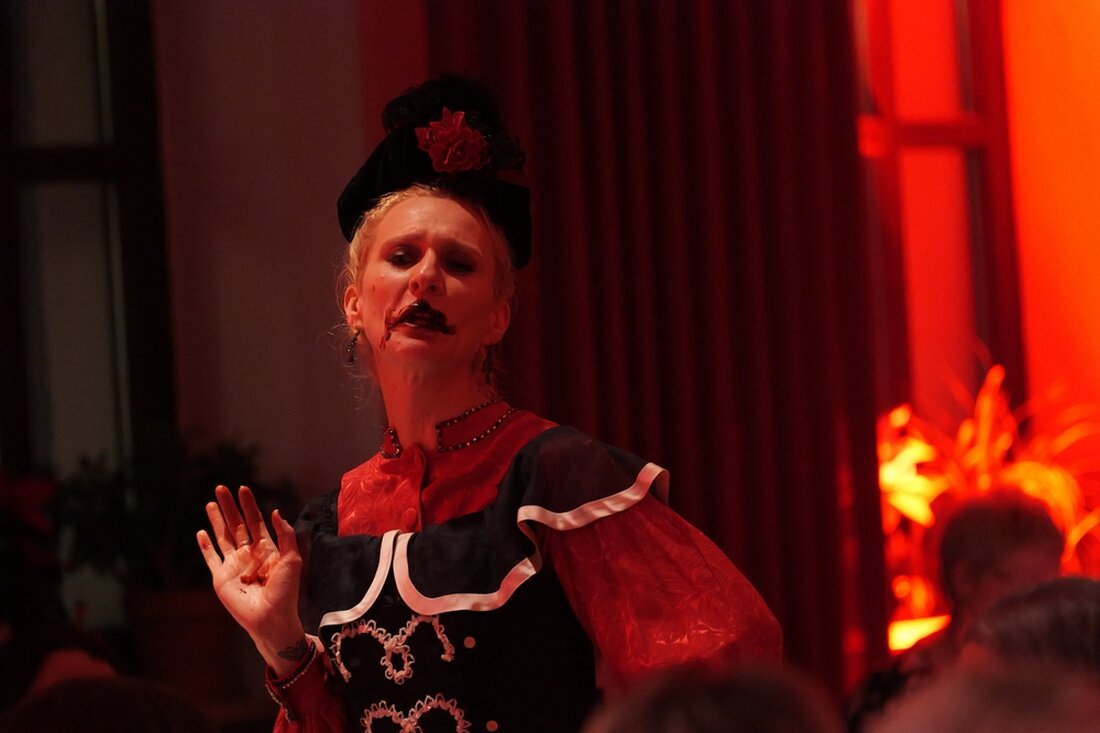 Fensterbach. Das OVIGO Theater landete mit dem Krimidinner „Das Geheimnis der Blutgräfin“ im Hotel Wolfringmühle einen Hit: 100 Gäste, ausverkauft. In diesem Jahr kamen schon 6.000 Besucher, die Vampirreihe lockte rund 7.000.