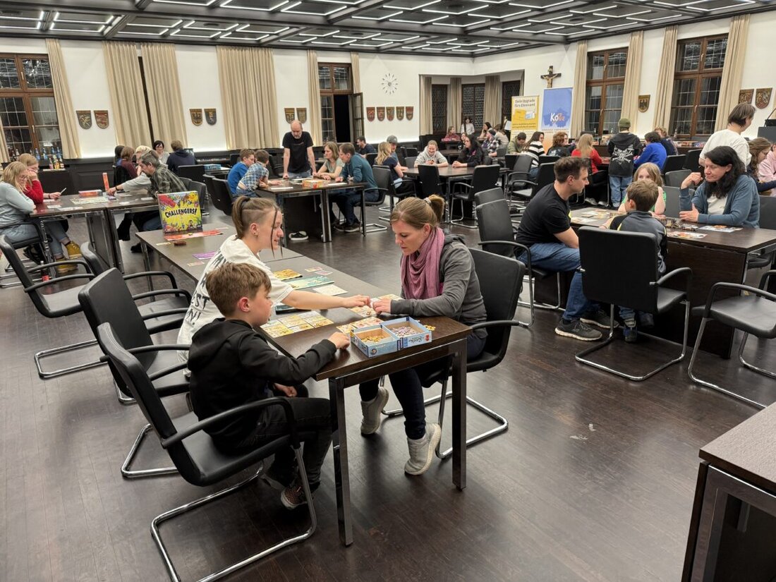 Tirschenreuth. Am 17. April 2026 verwandelten 74 Spielebegeisterte das Landratsamt in eine nächtliche Spielewelt. Sitzungssäle, Foyer und Balkon wurden zum Treffpunkt. Die achte Boardgamesnight bot über 60 Spiele.