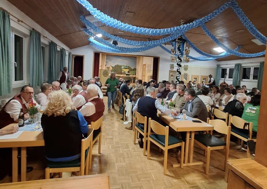 Seugast. Im weiß-blau geschmückten Schützensaal feierte Gut Ziel ein stimmungsvolles Bockbierfest mit Superator-Anstich, Chor und Musik. Der bayerische Dreikampf, Brotzeiten und süffige Preise sorgten für beste Laune.