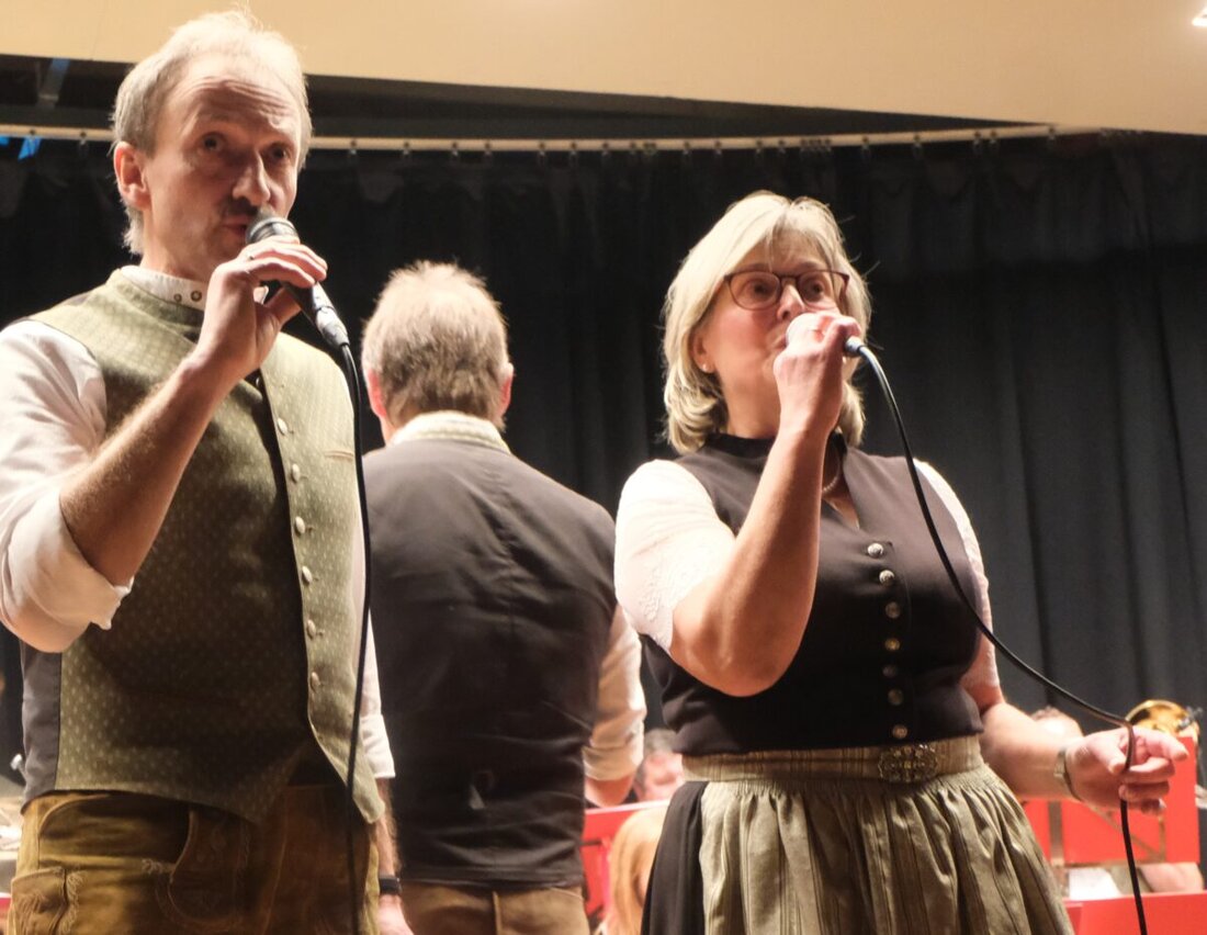 Floß. Die Waldkirchner Blaskapelle erfüllt beim Böhmischen Herbst den Fred-Lehner-Saal mit Klang und großer Stimmung. Unter Bernhard Träger begeistern Musiker und Sänger Gäste im voll besetzten Flosser Amt seit knapp zehn Jahren.