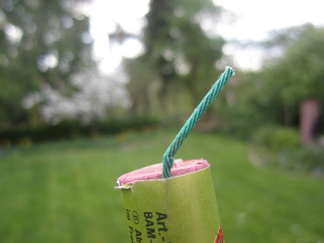 Waldsassen. Ein lauter Knall hallt durch die Nachbarschaft, als ein Böller in einem Briefkasten explodiert. Selbst das Haus ist beschädigt.  Ein Silvesterkracher richtete in Waldsassen mehr Schaden an, als es [&hellip;]