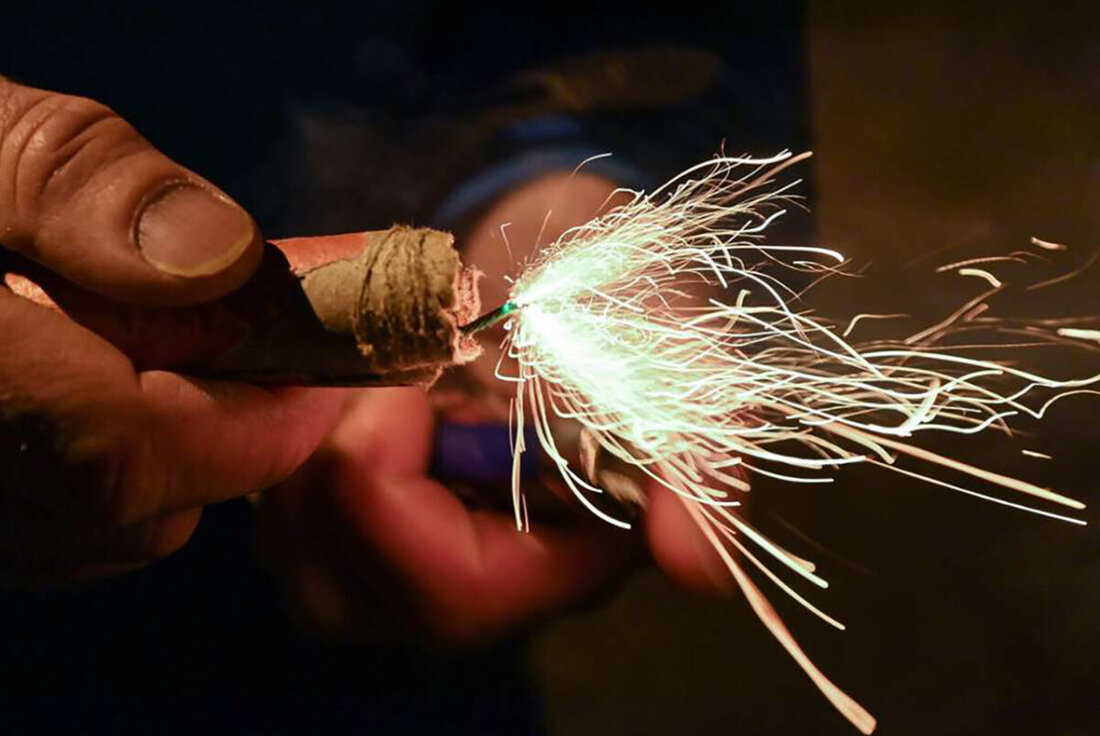 Weiden/Amberg. Überwiegend friedlich startete die Oberpfalz ins Jahr 2026. Das Polizeipräsidium meldet rund 300 Einsätze. Es gab wenige größere und viele kleinere Brände, Ruhestörungen und Sachbeschädigungen, dazu zwei Angriffe auf Einsatzkräfte.