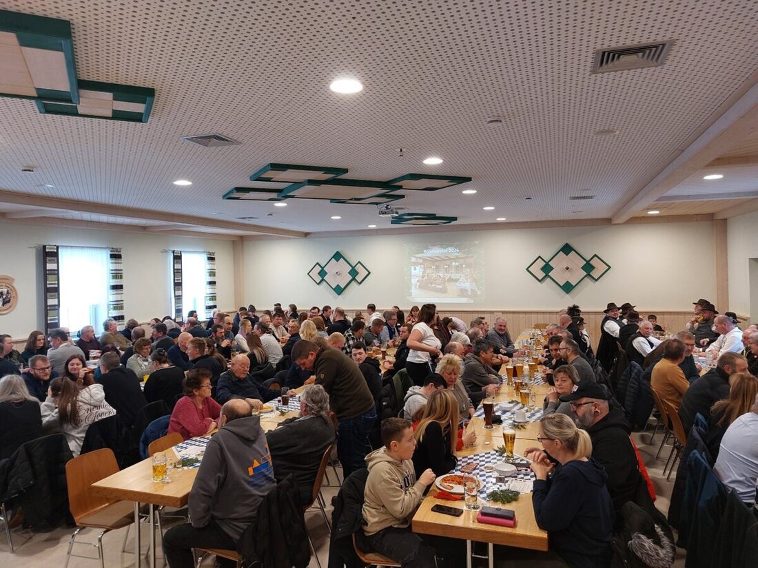 Kastl. Der Böllerfrühschoppen der Böllerschützen lockte am Sonntag viele Gäste ins Schützenhaus; der Saal war voll. Die Tombola fand reißenden Absatz, begehrtester Preis waren 17 Ster Brennholz.