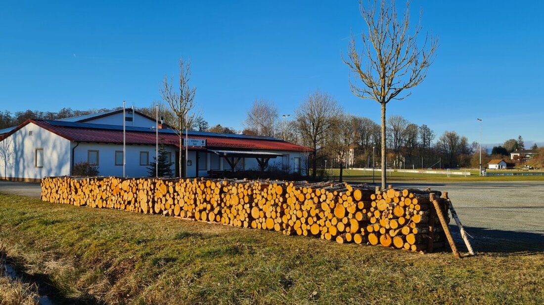 Kastl. Am Sonntag, 4. Januar 2026, laden die Kastler Böllerschützen zum traditionellen Böllerfrühschoppen ins Schützenhaus ein. Beginn ist 9.30 Uhr mit Musik der Feierhaisl-Buam und Tombola: Hauptpreis sind 17 Ster Mischholz.